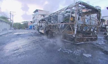 Ônibus é incendiado no bairro Jardim Santo Inácio, em Salvador; ataque é o segundo em dois dias na capital baiana