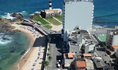 PÂNICO NO FAROL DA BARRA: homens armados dão tiros na praia e fogem; polícia verifica se teve baleado no ataque
