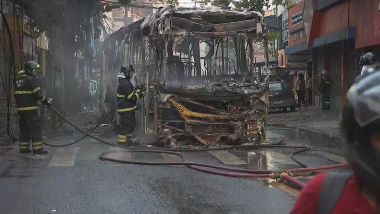 Ônibus fica destruído após ser incendiado no bairro de São Marcos, em Salvador