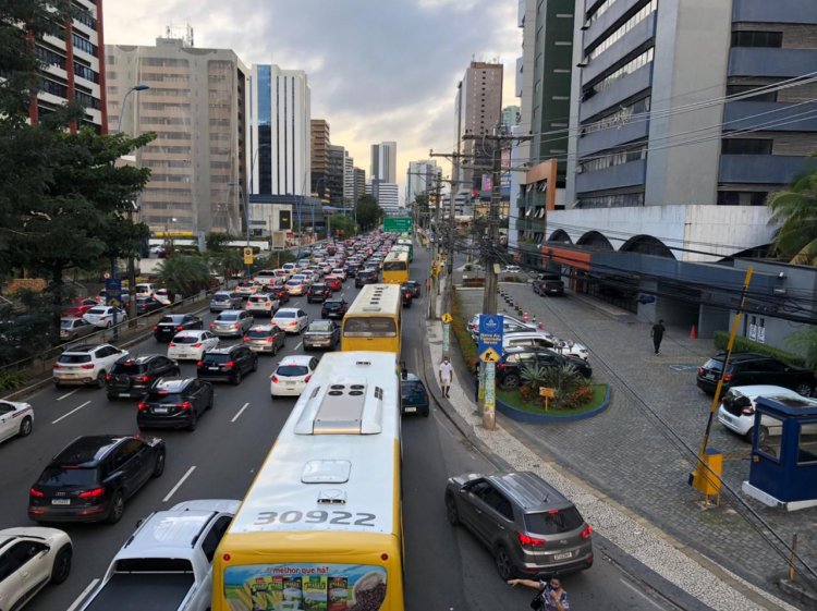 “Liquidação do pó” forma fila com mais de 50 pessoas no Bairro Tancredo Neves; entenda o motivo