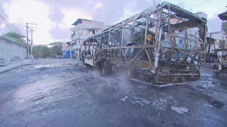 Ônibus é incendiado no bairro Jardim Santo Inácio, em Salvador; ataque é o segundo em dois dias na capital baiana