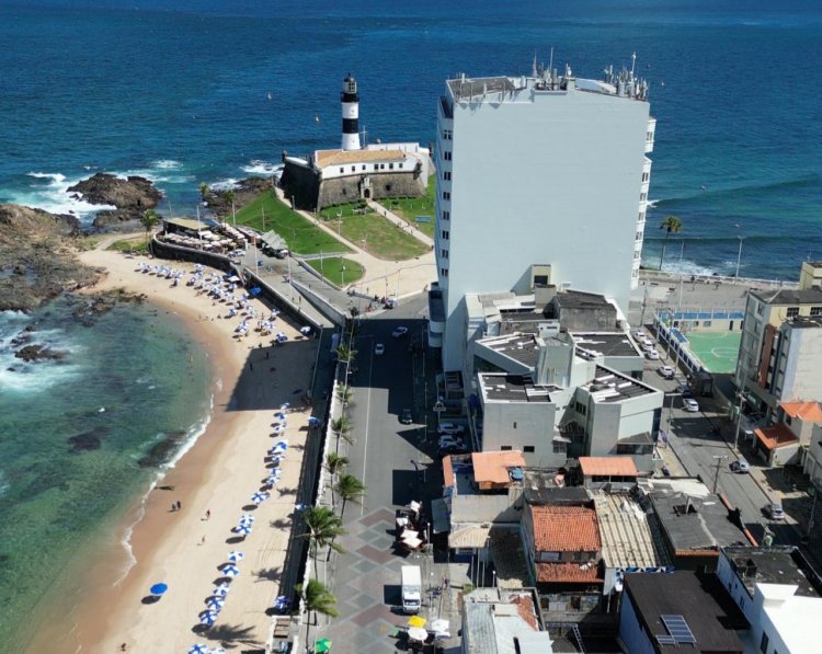 PÂNICO NO FAROL DA BARRA: homens armados dão tiros na praia e fogem; polícia verifica se teve baleado no ataque