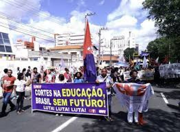 Professores da rede estadual anunciam paralisação das aulas até a próxima terça-feira