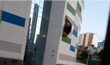 Carro fica pendurado em hospital após motorista perder controle