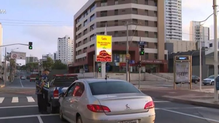 Motorista dorme dentro de carro e causa transtorno na Pituba