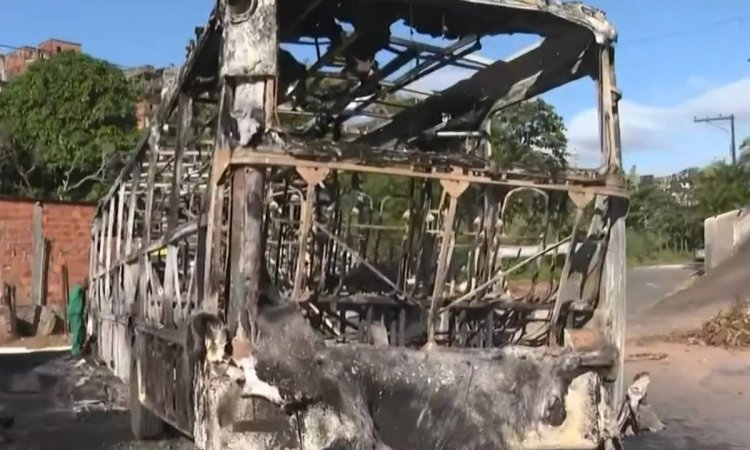 Após operação policial, ônibus é incendiado por criminosos em Salvador