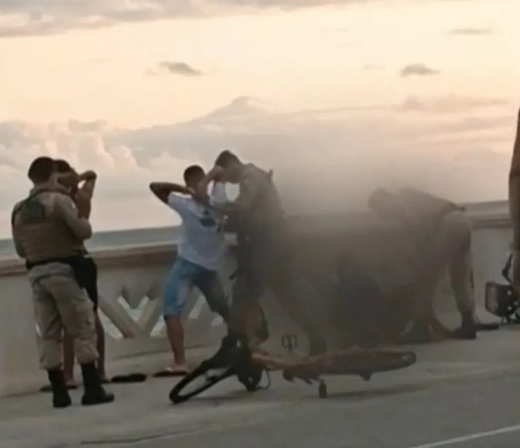 Jovem leva tapa no rosto durante abordagem policial na orla turística de Salvador; vídeo mostra ação