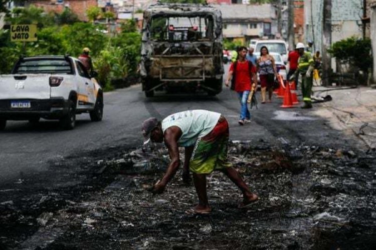 Ônibus foi incendiado em Paripe após morte de homem em ação policial: 'Foi uma resposta'