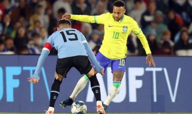 Neymar deixa estádio de muleta e com proteção no joelho após derrota da seleção