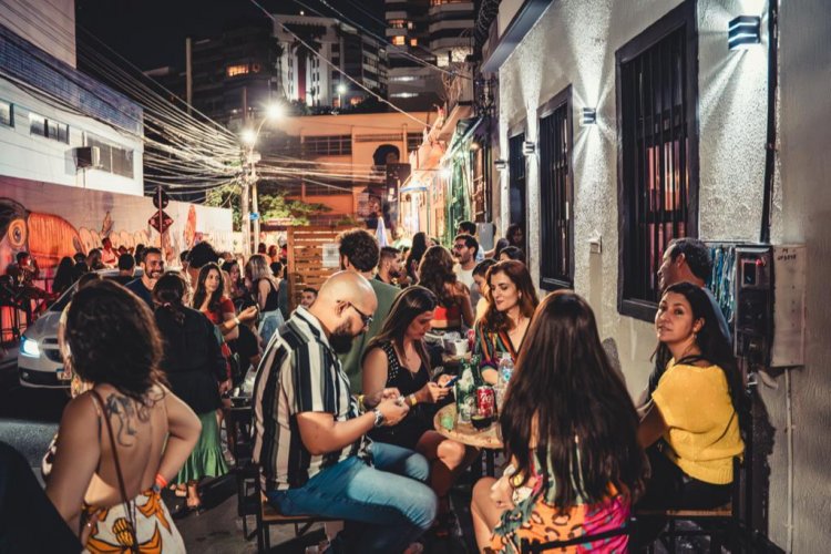 Rio Vermelho ganha bar que une brasilidade, gastronomia e música