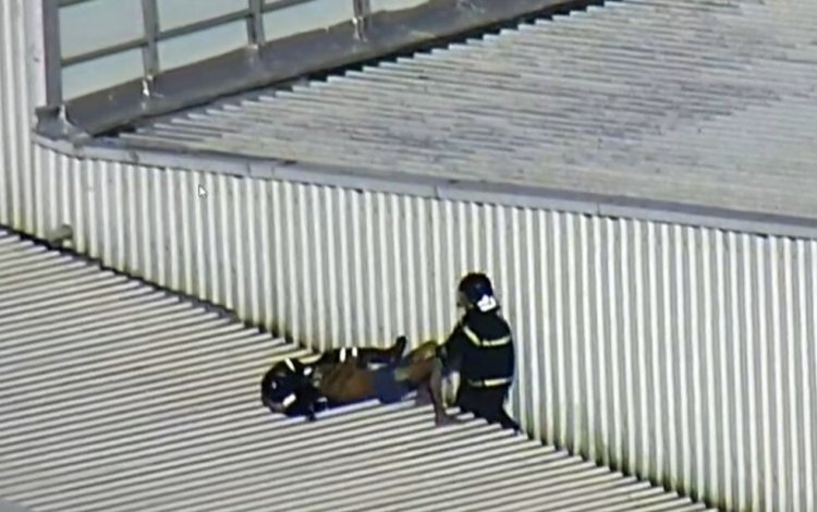 Homem sobe no teto de estação de metrô em Salvador e joga placas de metal na pista