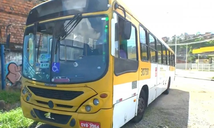 Criminosos roubam passageiros e rodoviários de dois ônibus em Salvador