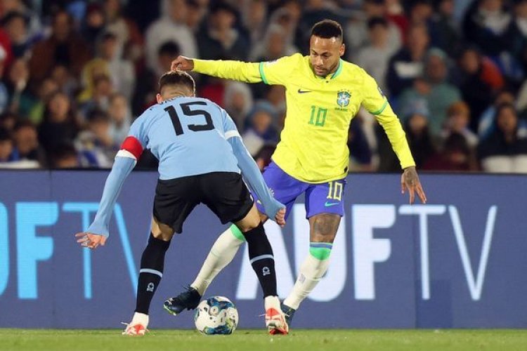 Neymar deixa estádio de muleta e com proteção no joelho após derrota da seleção