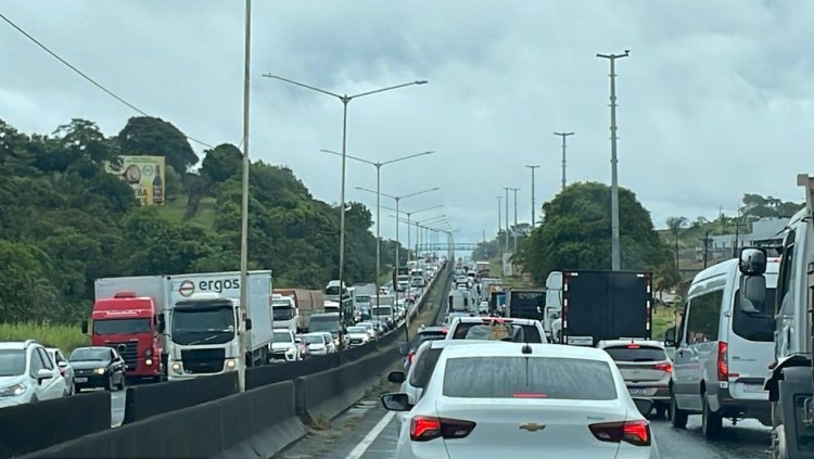 BR-324 é travada por acidente com morte e pane em veículo; congestionamento impressiona