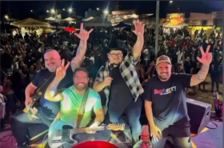 Grupo Seu Maxixe "sacode" a Praça Bule Bule em show na cidade de Antônio Cardoso