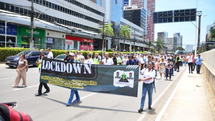 Servidores municipais protestam na avenida Tancredo Neves