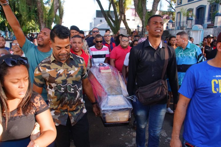 Sob comoção, corpo da cantora gospel Sara Mariano é enterrado em Salvador