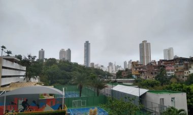 Chuva intensa e ventos fortes seguem em Salvador; partes de bairros ficam sem energia e órgãos emitem alertas