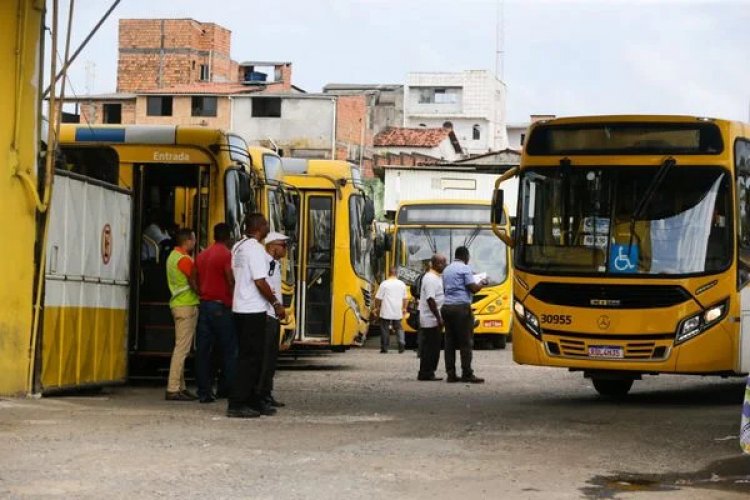 Após aprovarem greve, rodoviários se reúnem com empresários