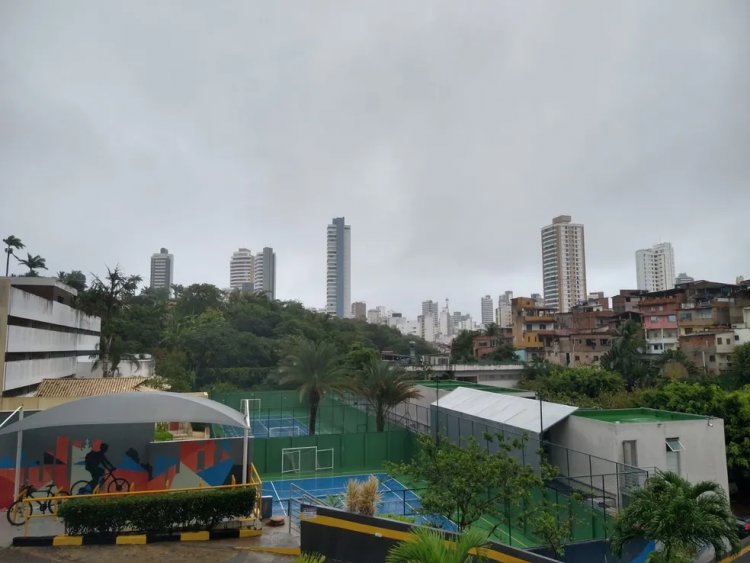 Chuva intensa e ventos fortes seguem em Salvador; partes de bairros ficam sem energia e órgãos emitem alertas