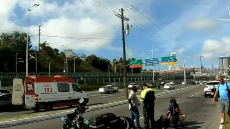 Motociclista do Samu adormece em garupa de moto na Avenida Paralela