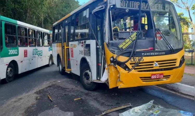 Cinco pessoas ficam feridas em batida de micro-ônibus