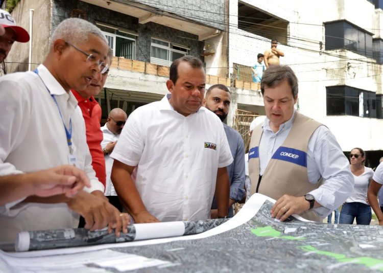 O governador em exercício, Geraldo Júnior entrega obra de contenção em Pirajá