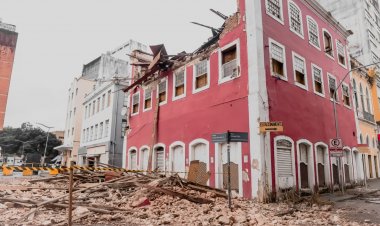 Casarão de mais de 100 anos desaba após ser interditado em Salvador