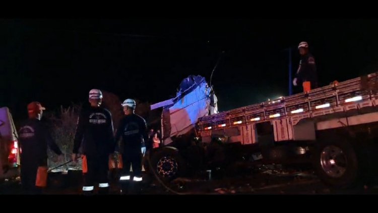 Batida entre caminhão e ônibus de turismo deixa 25 pessoas mortas e cinco feridas no norte da Bahia