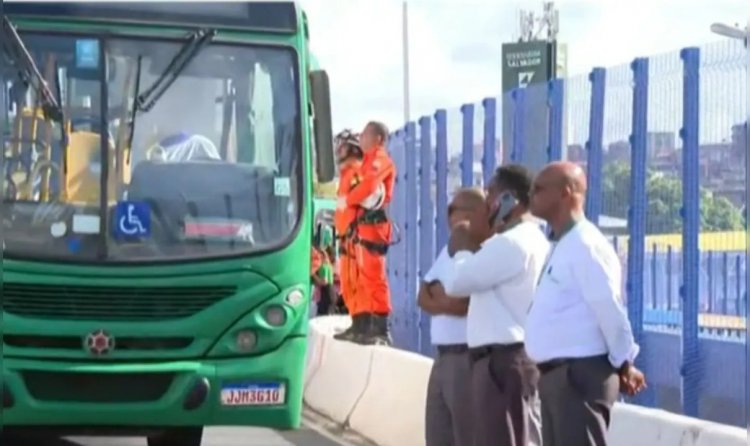 Ônibus são desviados após bloqueio do viaduto Raul Seixas