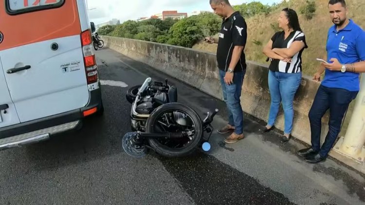 Jovem fica gravemente ferido após batida entre carro e moto