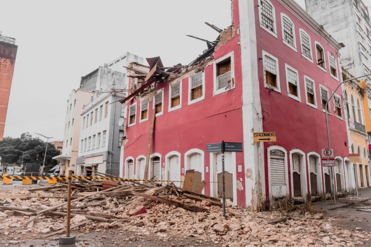 Casarão de mais de 100 anos desaba após ser interditado em Salvador