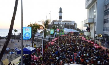 Com mais de 50 atrações, Furdunço reúne multidão no 2º dia de pré-carnaval na orla de Salvador