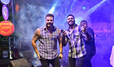 André e Mauro se apresentam no Pelourinho durante o Carnaval de Salvador