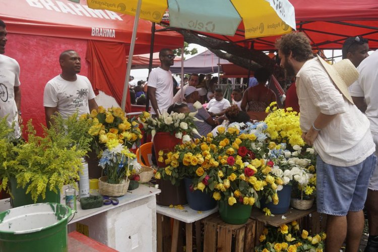 Flores para Iemanjá são vendidas por até R$ 7 no Rio Vermelho