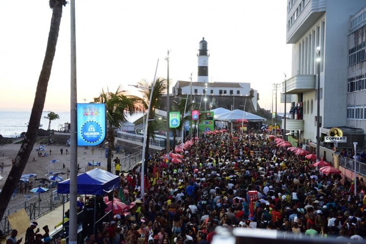 Com mais de 50 atrações, Furdunço reúne multidão no 2º dia de pré-carnaval na orla de Salvador