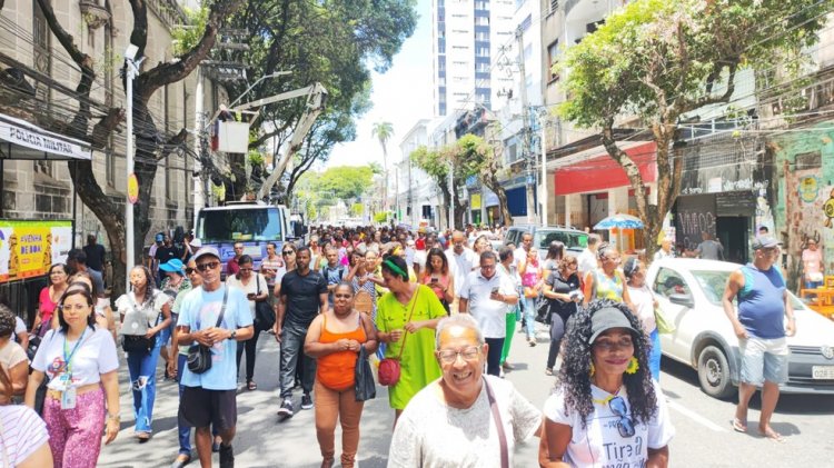 Servidores protestam em Salvador por aumento no valor recebido durante trabalho no carnaval