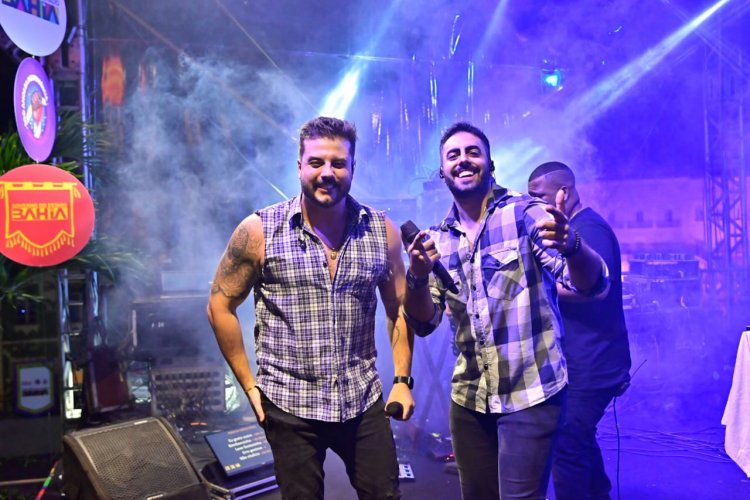 André e Mauro se apresentam no Pelourinho durante o Carnaval de Salvador