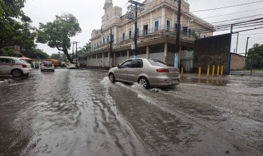 Fortes chuvas em Salvador causam alagamentos e deslizamentos de terra