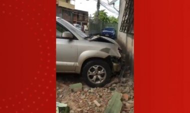 Motorista perde controle de carro, veículo invade prédio e deixa dois feridos em Cajazeiras