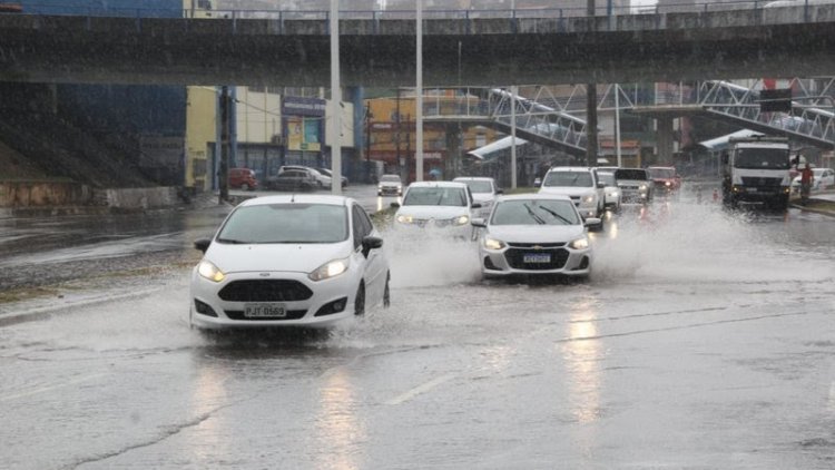 Chuva em Salvador causa deslizamentos de terra e queda de árvores em Cajazeiras