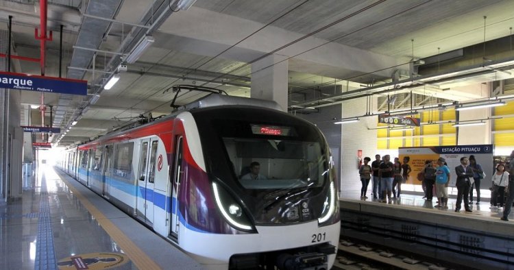 Mulher cai nos trilhos da Estação de Metrô Mussurunga, em Salvador