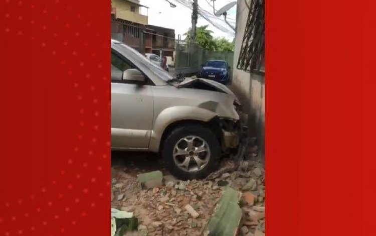 Motorista perde controle de carro, veículo invade prédio e deixa dois feridos em Cajazeiras