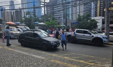 Protesto de motoristas por aplicativo chega na sede da Uber em Salvador