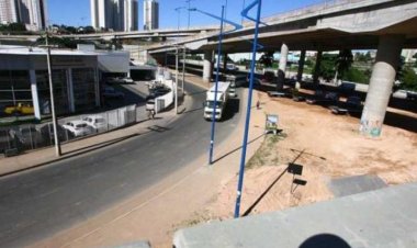 BRIGOU COM A AMANTE DO MARIDO: Mulher derruba mototáxi e parte para cima de passageira, na Rótula do Abacaxi