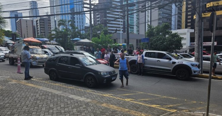 Protesto de motoristas por aplicativo chega na sede da Uber em Salvador