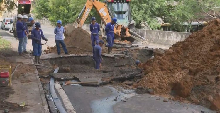 Cinco bairros de Salvador ficam sem água após abertura de cratera na Via Expressa