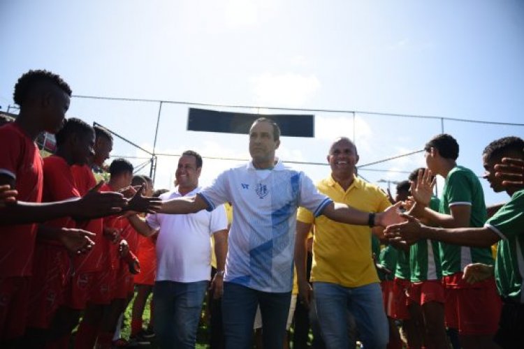 Bruno Reis inaugura campo sintético na Arena Pronaica, em Cajazeiras