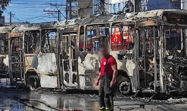 Ônibus é incendiado na Estrada das Barreiras