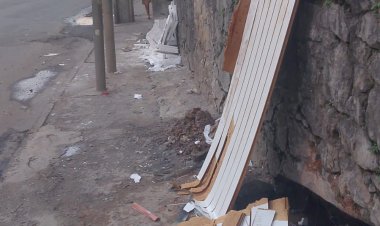 Lixo acumula e causa transtornos em frente à escola no bairro San Martin